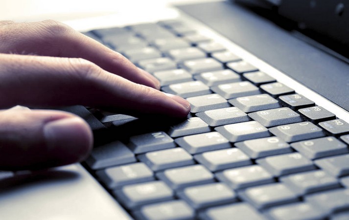 sormet tietokoneen näppäimistöllä.