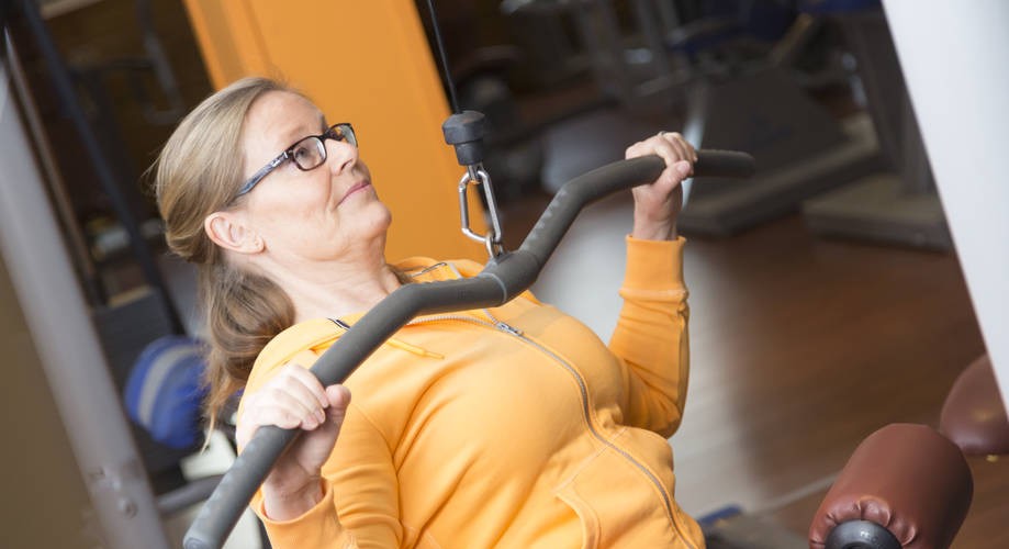 nainen kuntosalilla.