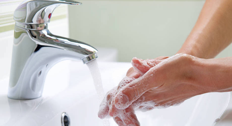 Henkilö pesee käsiä.