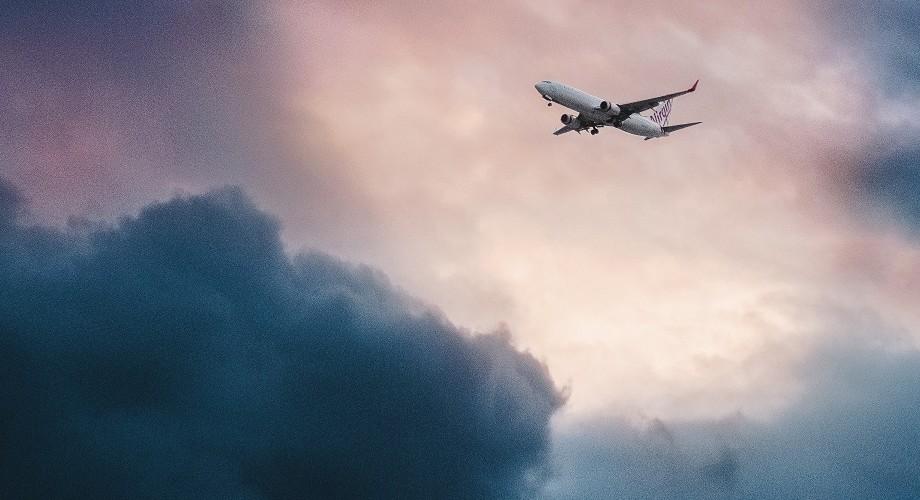 nouseva lentokone taivaalla.