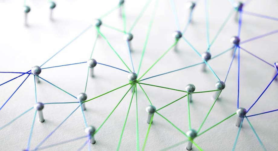 nauloja jotka yhdistetty erivärisillä langoilla. 