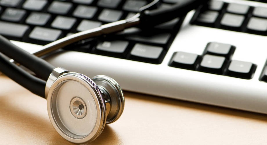 stetskooppi ja näppäimistö.