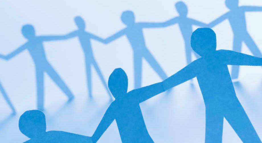 Siniset paperinuket ovat käsikädessä ringissä.