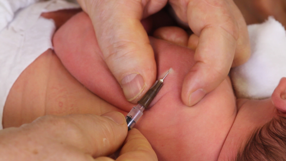 Kuva rokotteen pistämisestä
