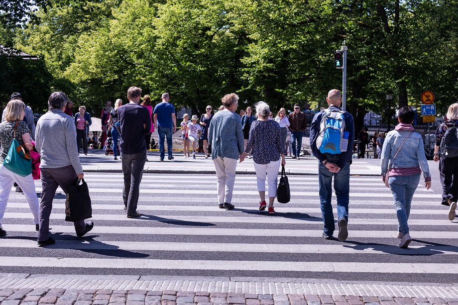 Människor i en stad.