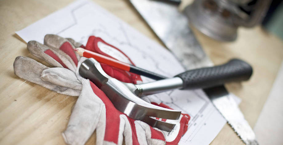 Arbetshandskar och hammare.