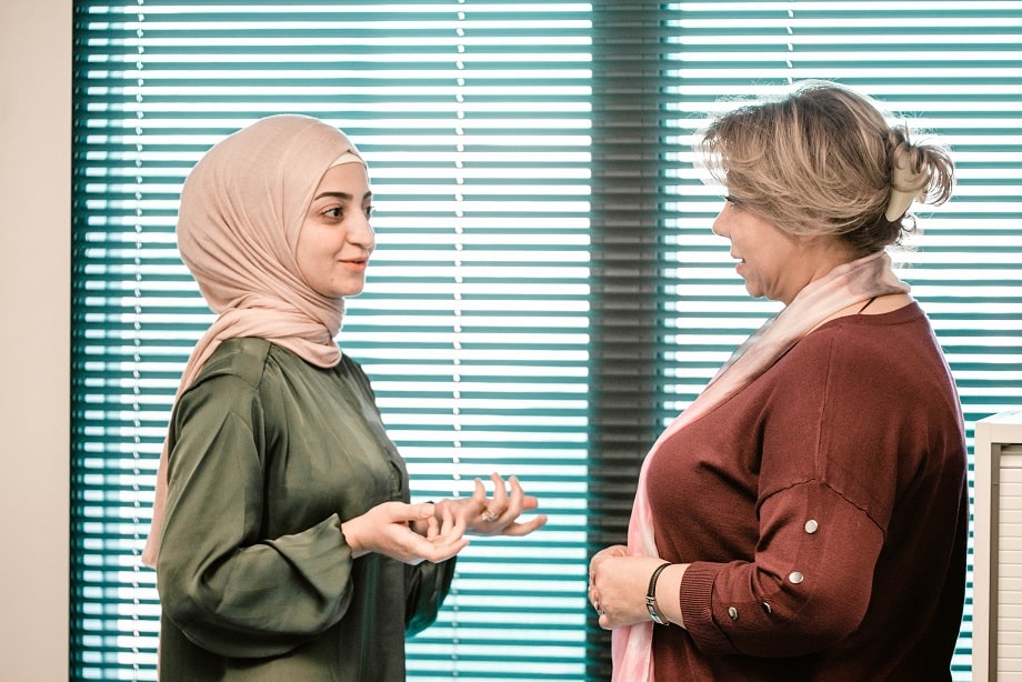 Två kvinnor pratar.