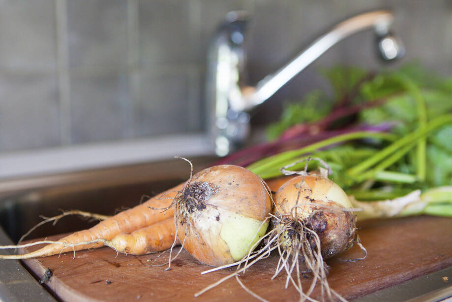 vesihana ja vihanneksia pöydällä.