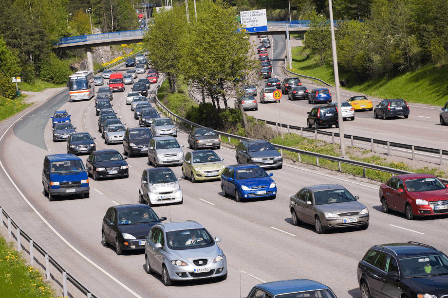 Autoja moottoritiellä.
