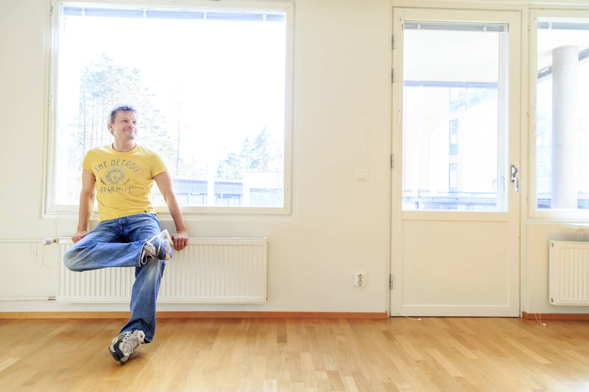 Mies tyhjässä asunnossa.