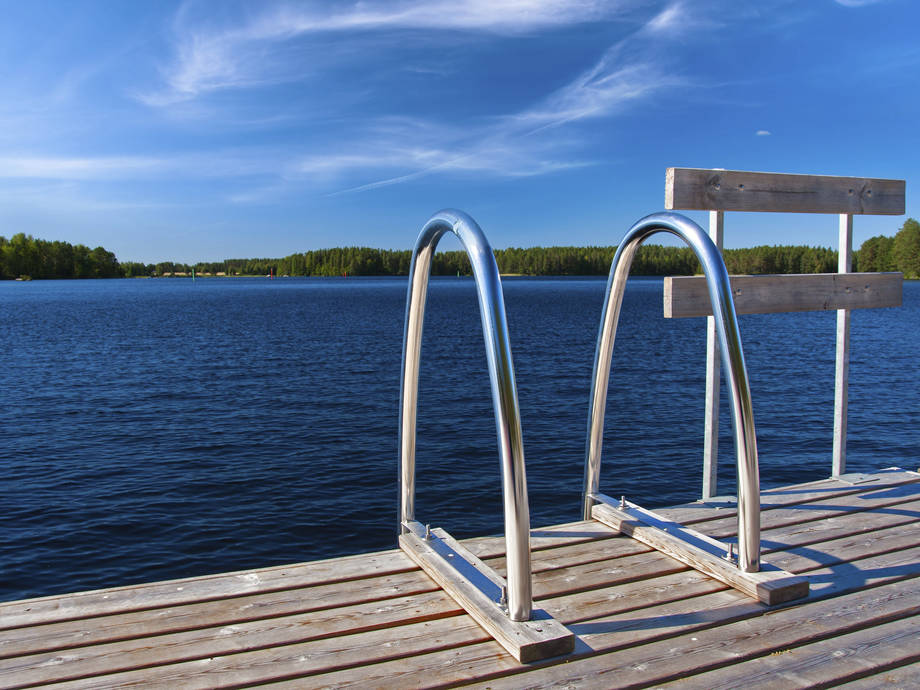 uimaportaat laiturilla.