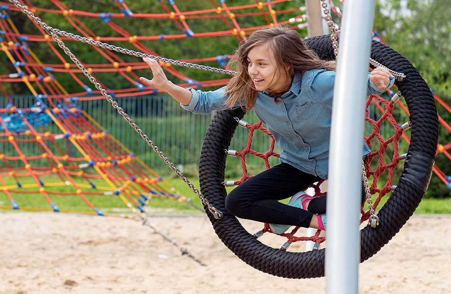 Lapsi verkkokeinussa.