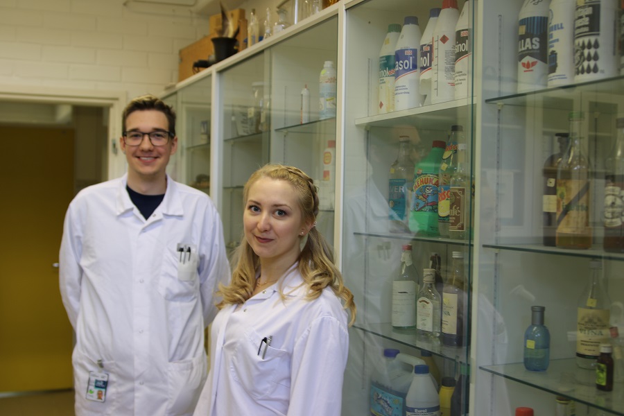 Matias Järvilehto ja Heini Sundtröm oikeustoksikologiayksikön laboratoriossa