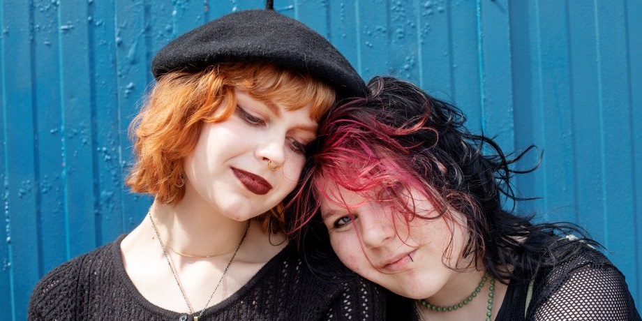 Två ungdomar leende med varandra.