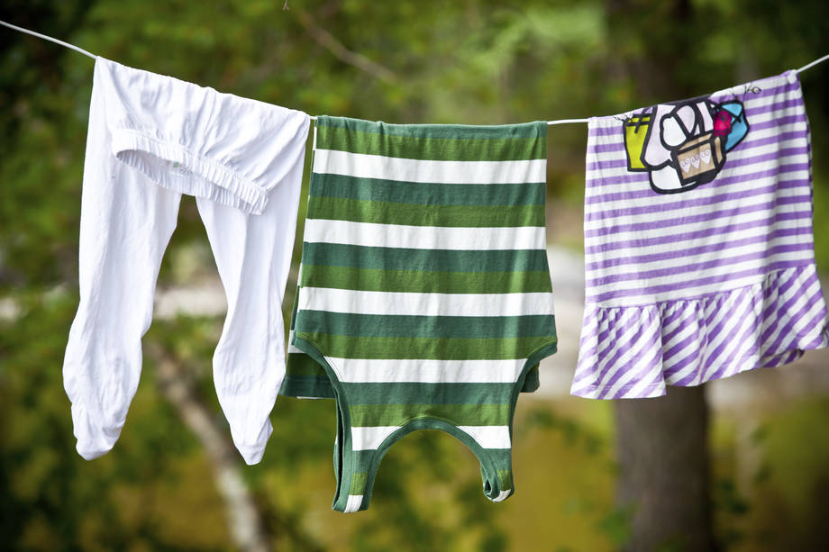 Babyns kläder på ett klädstreck.