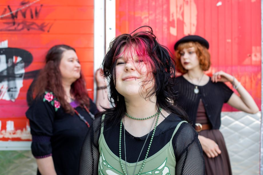 Ungdomar och en vuxen står ute.