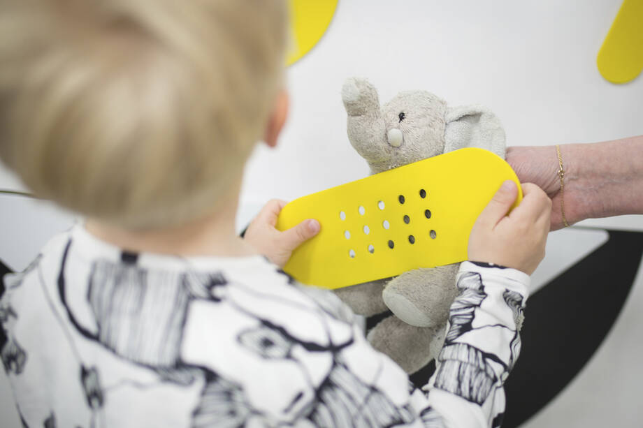 Ett litet barn leker i rådgivningen.