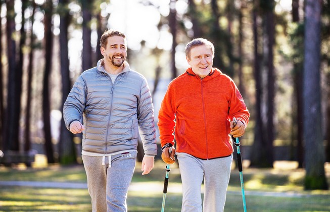 Kaksi miestä kävelyllä