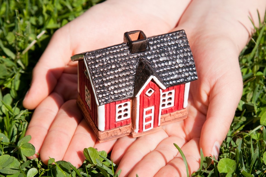 Rött hus i händerna.