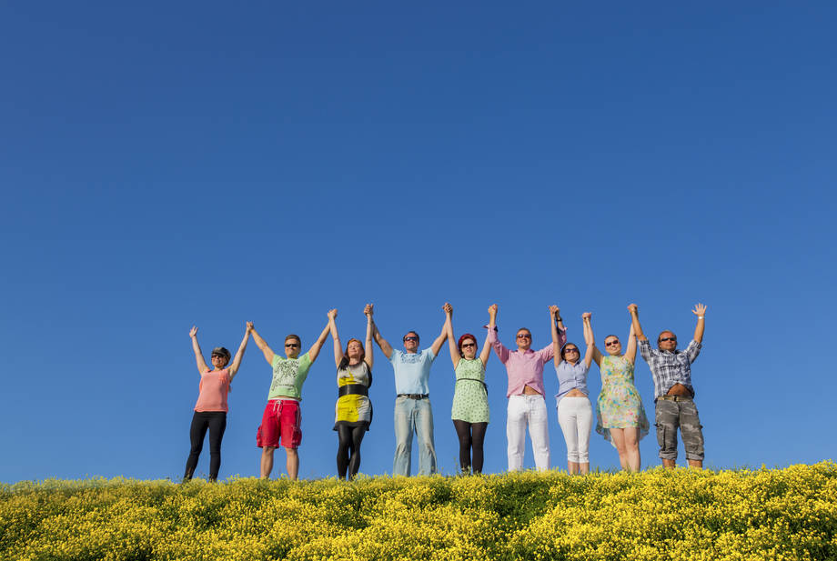 Människor lyfter händerna tillsammans