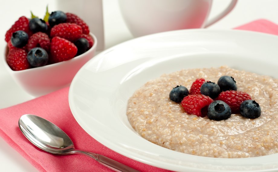 Porridge and berries