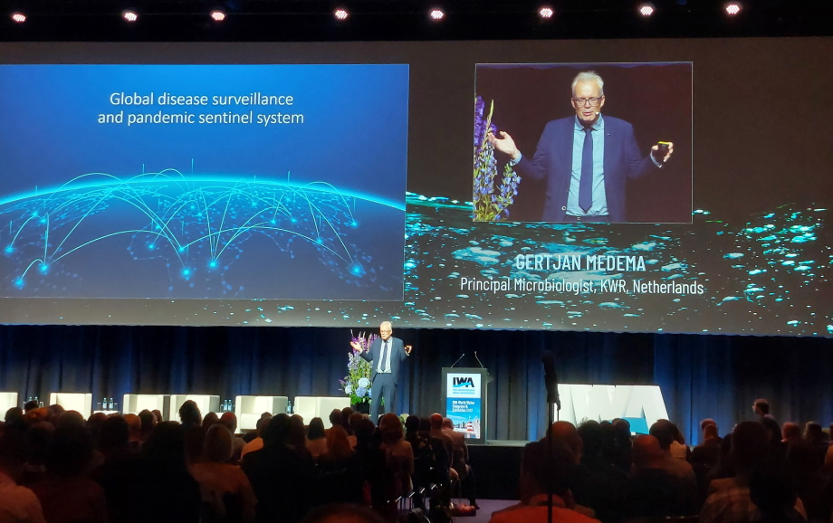 One of the keynote speakers of the meeting was Professor Gertjan Medema (KWR), who gave a presentation about pandemic signals from wastewater.